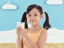 Uống sữa mỗi ngày hỗ trợ tăng chiều cao cho bé