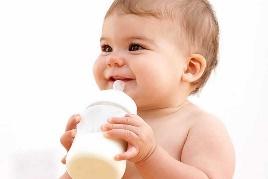 Cho bé dùng sữa phù hợp theo độ tuổi
