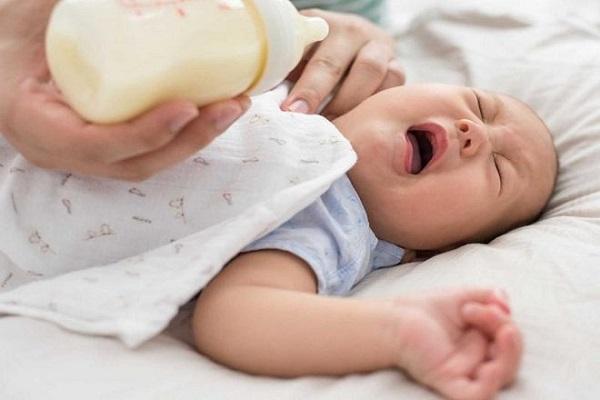 Bố mẹ nên tìm hiểu nguyên nhân bé chán sữa để có giải pháp hợp lý